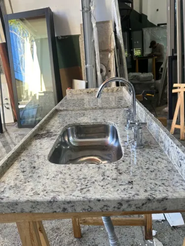Pia cozinha pedra dallas com Cuba deslocada pra direita 