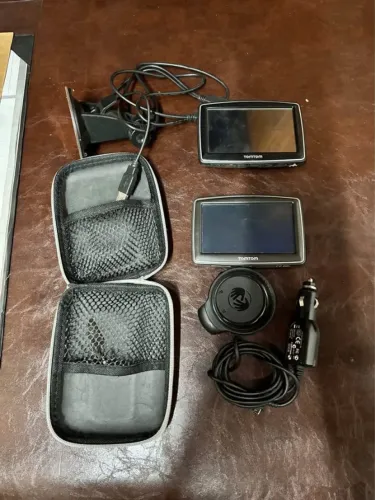 Lote de aparelhos GPS - TomTom e Quatro Rodas + Brinde