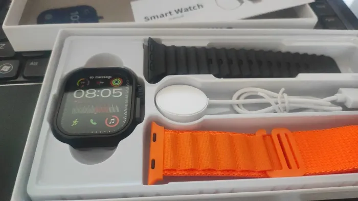 Smartwatch Ultra com design moderno e pulseiras extras