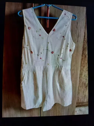 Vestido branco listrado com bordados florais