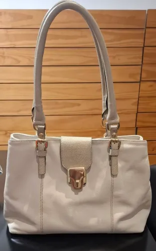 Linda bolsa de ombro em couro sintético
