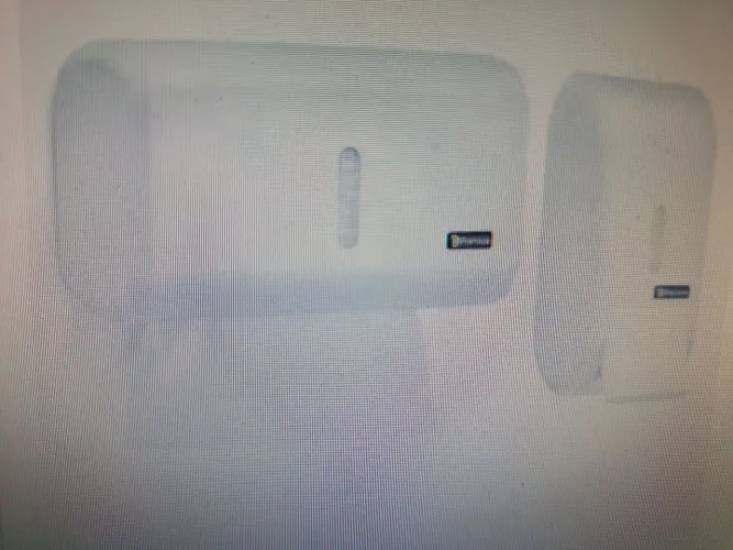 Kit saboneteira e suporte de papel toalha.
