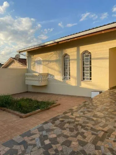 Casa para alugar com 02 quartos, edícula e 03 vagas de garagem no bairro Vila Santa Catari