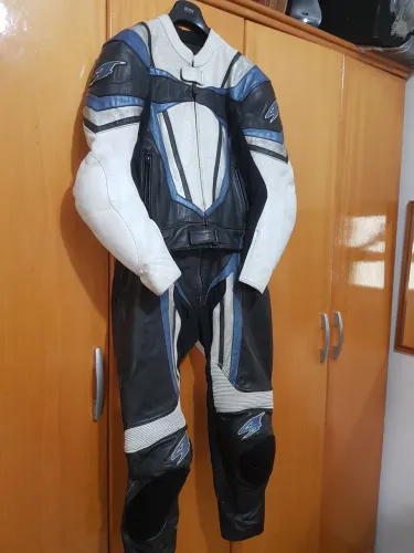 Macacão de couro legítimo, trata-se de um equipamento de segurança para sua pilotagem