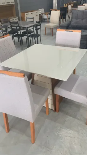 Mesa de Jantar + 4 Cadeiras
