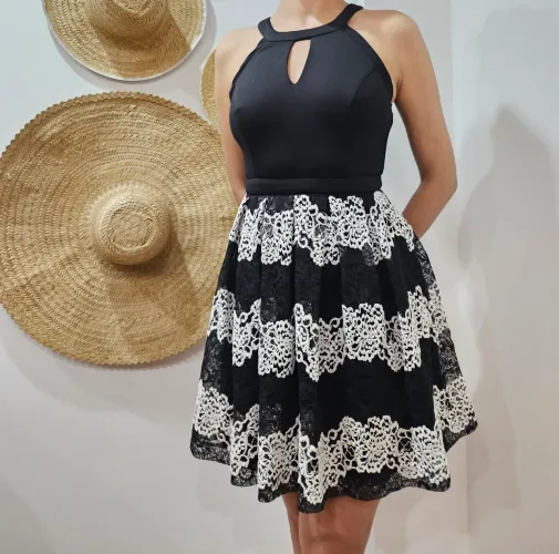 Vestido Preto Marca GUESS Tamanho PP  obs: Veste mto bem