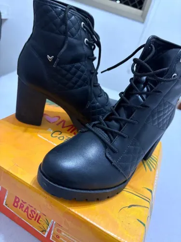 Bota preta salto alto tratorado 38
