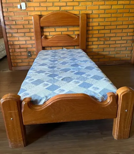  cama de solteiro em madeira maciça com colchão 