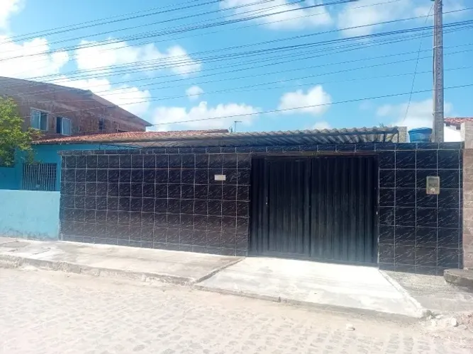 Casa ampla para alugar em Pau Amarelo - 3 quartos, 2 vagas garagem e quintal.