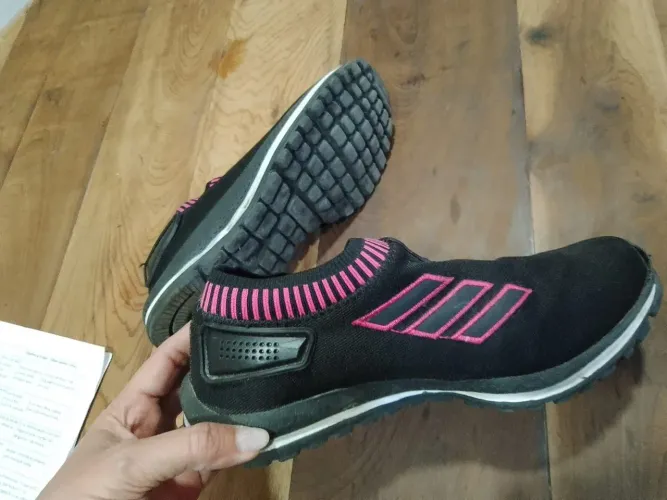 Tênis Slip On Preto com Detalhes Rosa número 39