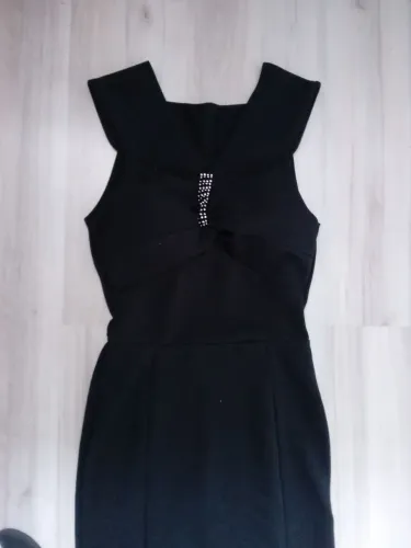 Vestido Preto Elegante com Detalhe Brilho