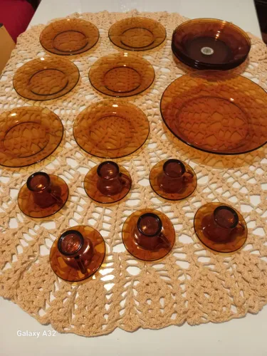 Louças de vidro âmbar 