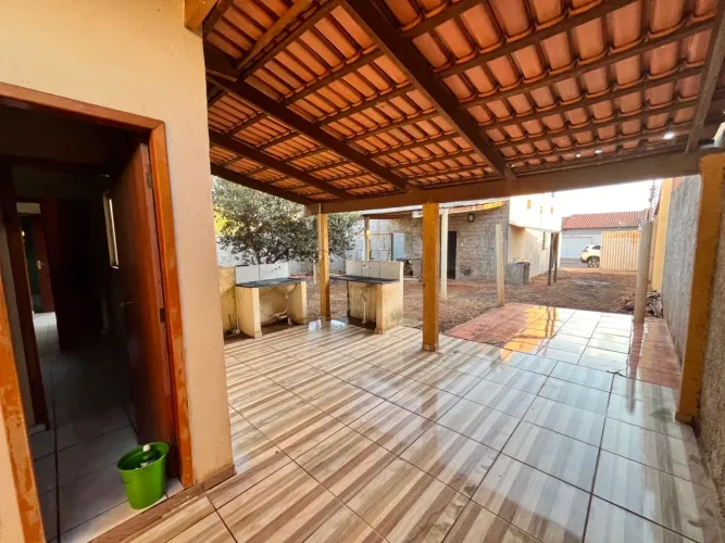 Casa em Indiara-GO - 3 Barracões