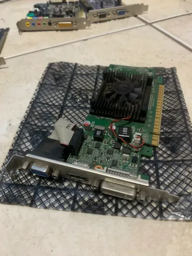 Placa de vídeo EVGA NVIDIA GeForce 8400GS com saídas HDMI, DVI e VGA.