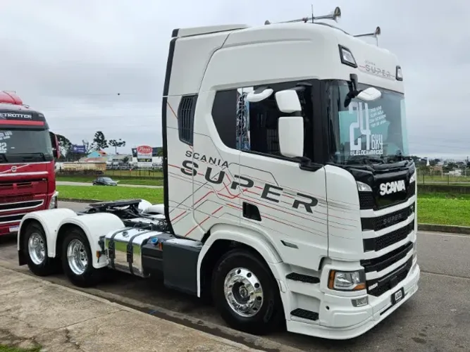 Scania R560 SUPER 6x4 Bug Leve Mola Ano 24 RETARDER Farol de teto e grade Top de linha