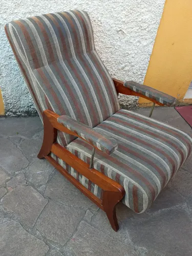 Poltrona estofada, Forte e Confortável!