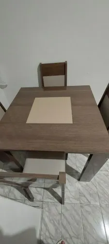 Mesa com 4 cadeiras em bom estado