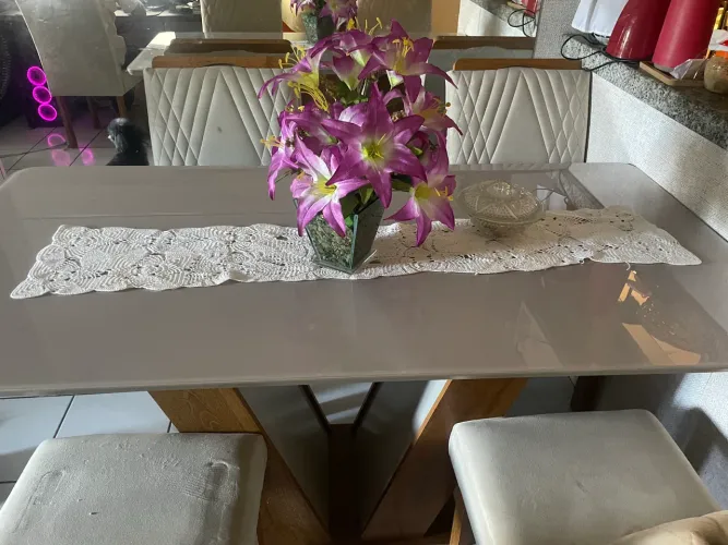 Mesa com 6 cadeiras e tampo de vidro!