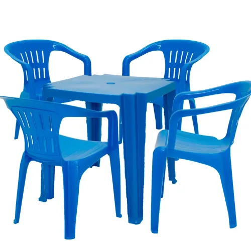 Mesa de plástico com 4 cadeiras