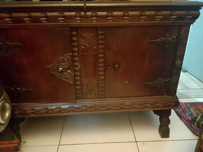 Vende-se um armário e uma cristaleira de madeira antiga Mogno