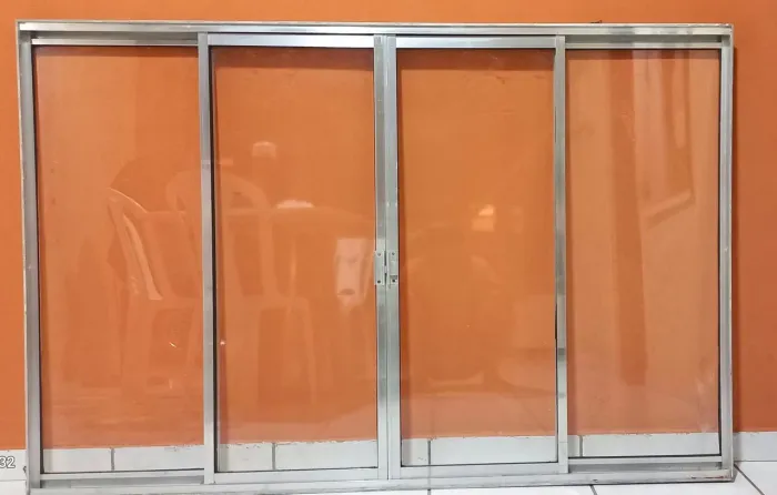 Vendo Janela de Vidro( Alumínio)