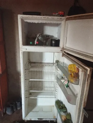 Vendo uma geladeira usada funcionando perfeitamente