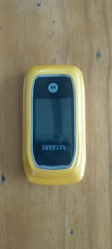 Celular relíquia Motorola Ferrari Amarelo