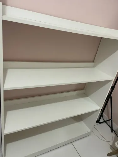 Vendo estante MDF, usada. Poucas marcas de uso