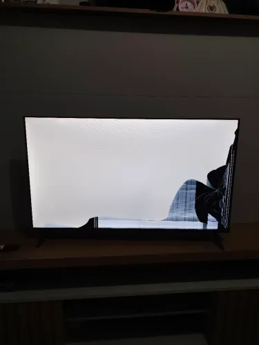 TV 40 polegadas TCL com defeito na tela