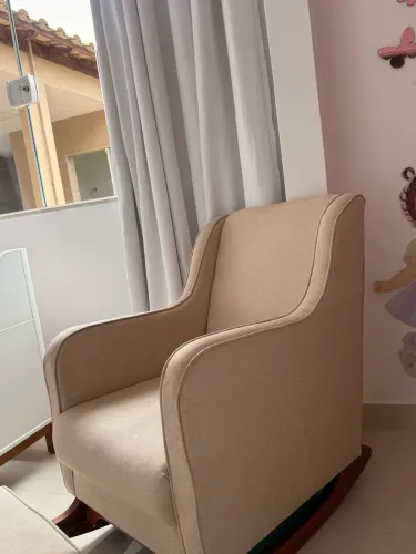 Poltrona de Amamentação com Puff - R$ 800,00