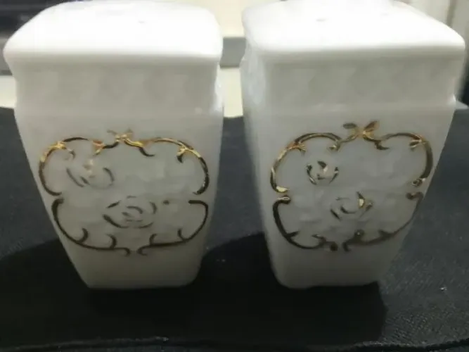 Pares de saleiro/pimenteiro de porcelana-vintage{Pintado com fio de ouro.}