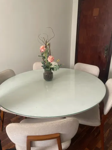 Mesa com 6 cadeiras 