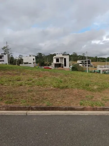 Terreno a venda em condomínio com características de Resort.