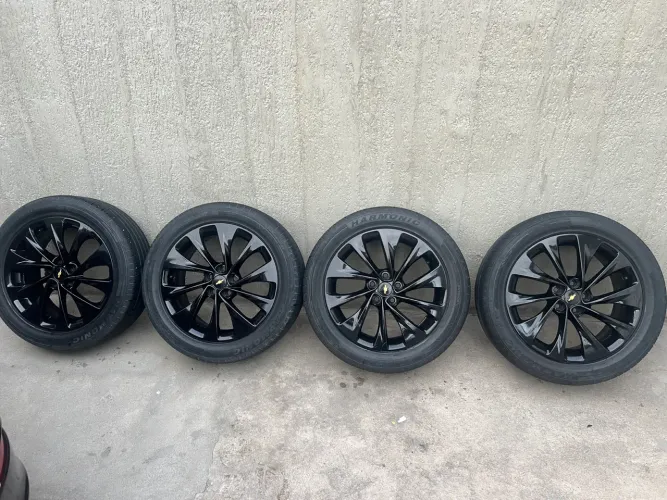 Jogo de Rodas Aro 17 com pneus 225/50R17