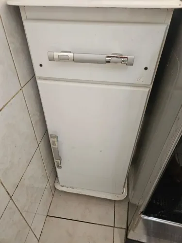 Armário de micro-ondas com rodinhas 