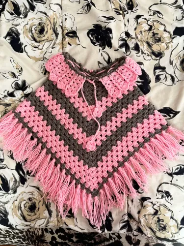 Poncho infantil para meninas. Fica ótimo para as idades entre 4 e 6 anos. Como novo!