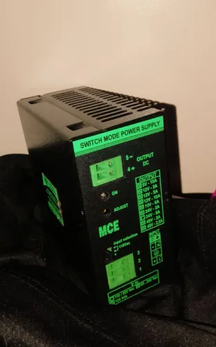 fonte de alimentação chaveada MCE Microtécnica, modelo CHM 125-1.