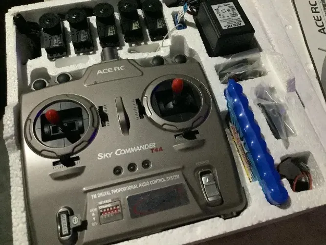 ACE RC Sky Commander T4A, um rádio transmissor FM 4 canais para aeromodelismo