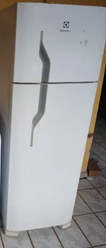 Geladeira usada, funcionando perfeitamente,motivo de venda, viagem.