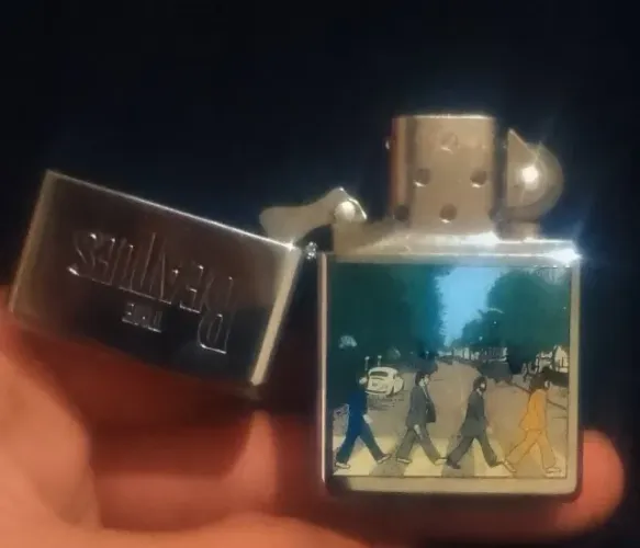 Isqueiro Zippo Vintage 1997 The Beatles Abbey Road Alto Polimento Cromado NOVO