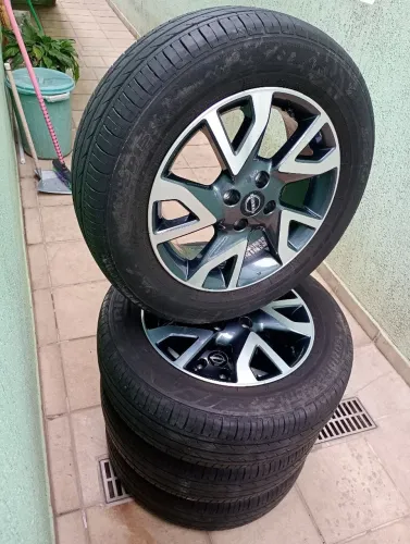 Jogo de Rodas Nissan Kicks Originais com Pneus Bridgestone aro 16 "PRATICAMENTE ZERO"