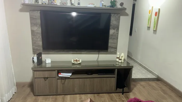 Hack com tampo de vidro + Painel de Tv (sem a Tv) + prateleira aérea