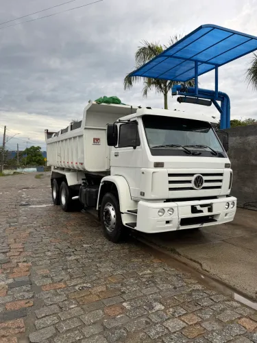 Caminhão Vw caçamba traçado