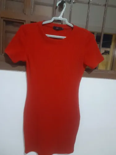 vendo dois vestidos em perfeito estado vestidos da pool comprado na c&a