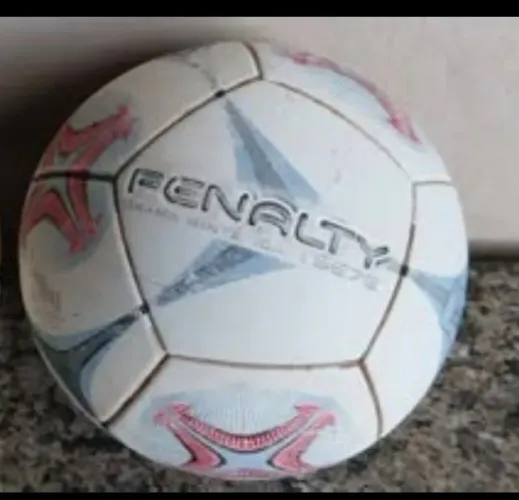 bola de futsal ou society da marca Penalty,