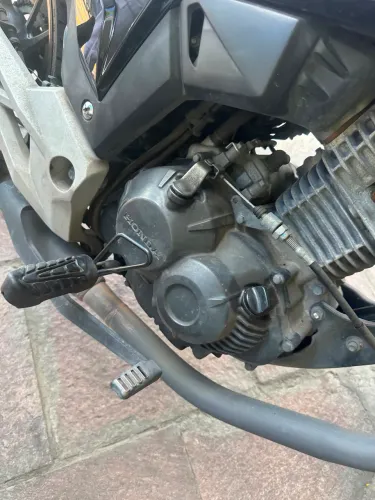 Vendo uma moto único dono 2023 bem conservado valor $ 17,100