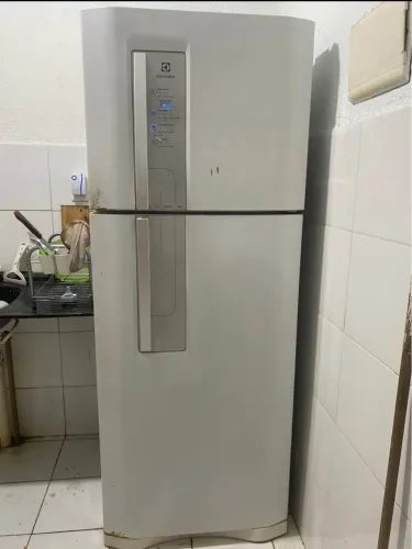 Geladeira com painel digital e gelo seco