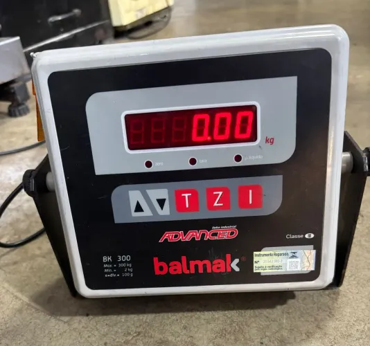 Balança Balmak Bk-300 kg com bateria base fixa e prato inox