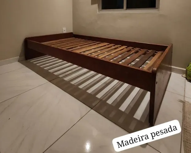 Cama Juvenil de Madeira e Pés Torneados