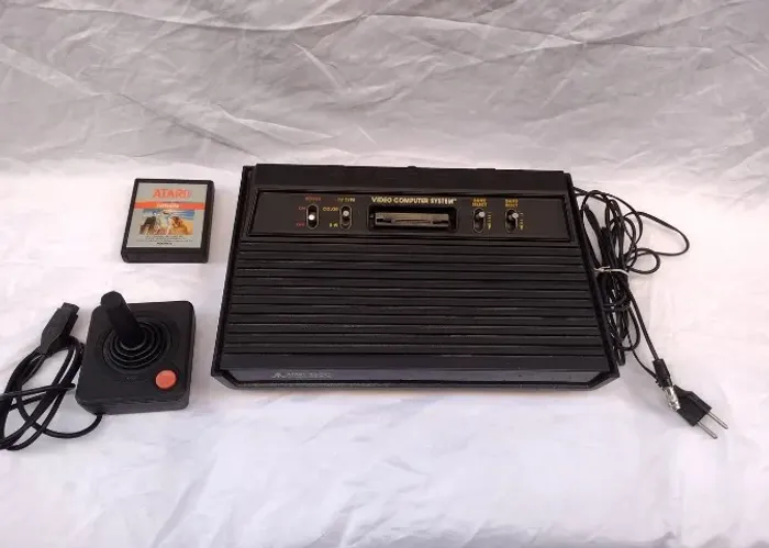Console Atari 2600 Com Um Controle + Um Cartucho Defender